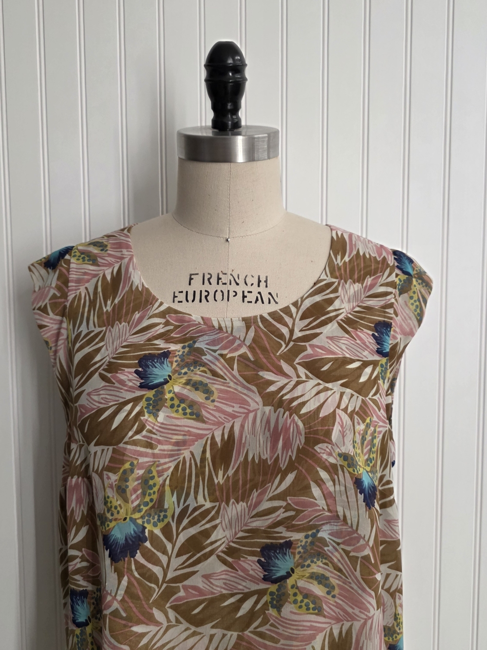 CAbi Floral Sleeveless Blouse  Lightweight & Flowy Cap-Sleeve Size L - Picture 5 of 12